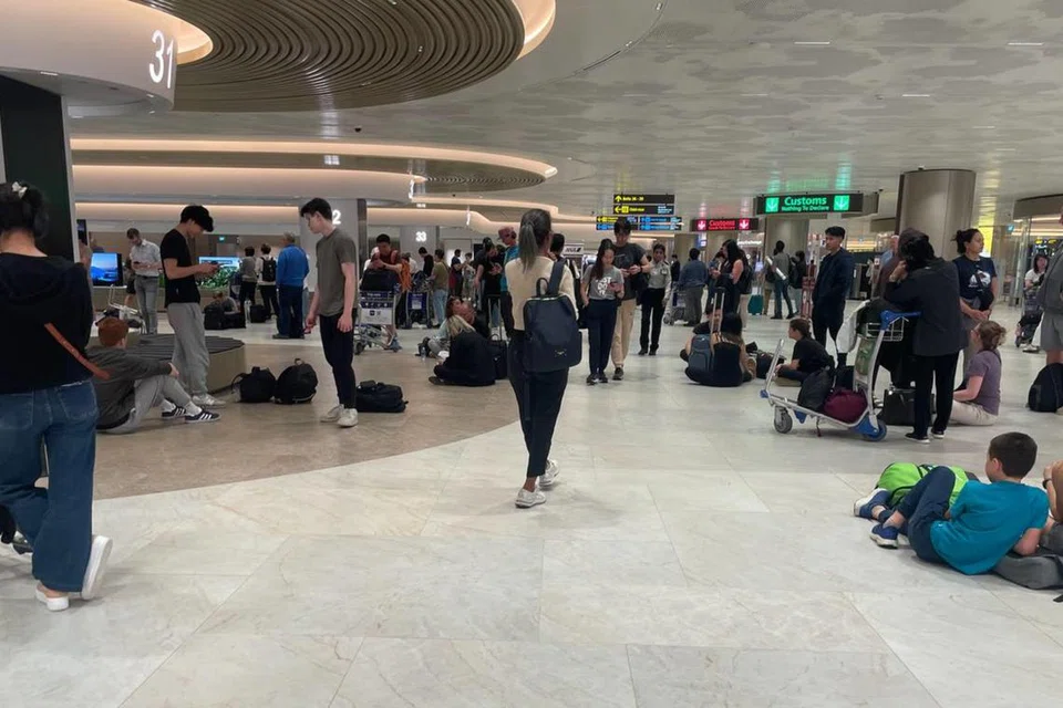 Penumpang yang tiba di Terminal 2 Lapangan Terbang Changi terpaksa tunggu lebih lama bagi bagasi mereka disebabkan hujan lebat dan amaran petir yang boleh membahayakan pekerja pengendali bagasi.