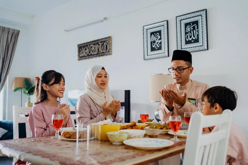 Ramadan juga merupakan waktu untuk memperkukuh ikatan keluarga dan meningkatkan pemahaman bersama tentang nilai-nilai Islam. Libatkan seluruh keluarga dalam kegiatan keagamaan, seperti berbuka bersama, membaca Al-Quran bersama, dan melakukan amal kebajikan bersama.