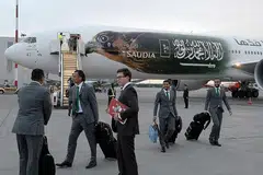 TUMPUAN PADA KEJOHANAN: Barisan pemain Arab Saudi yang diketuai jurualtihnya, Juan Antonio Pizzi (dua dari kiri) tiba di pangkalan latihan di St. Petersburg sebagai persiapan menghadapi Piala Dunia ini. - Foto AFP