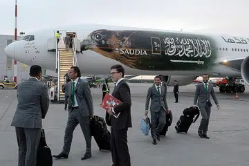 TUMPUAN PADA KEJOHANAN: Barisan pemain Arab Saudi yang diketuai jurualtihnya, Juan Antonio Pizzi (dua dari kiri) tiba di pangkalan latihan di St. Petersburg sebagai persiapan menghadapi Piala Dunia ini. - Foto AFP