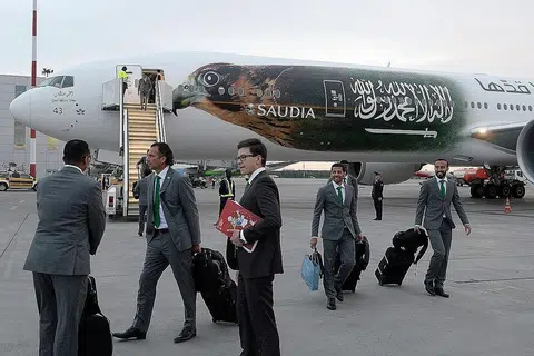 TUMPUAN PADA KEJOHANAN: Barisan pemain Arab Saudi yang diketuai jurualtihnya, Juan Antonio Pizzi (dua dari kiri) tiba di pangkalan latihan di St. Petersburg sebagai persiapan menghadapi Piala Dunia ini. - Foto AFP