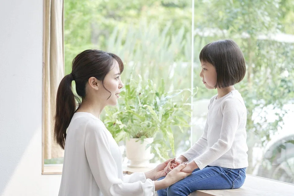Apabila perasaan marah atau sedih timbul dalam diri kanak-kanak, ibu bapa atau penjaga perlu bersama mereka untuk membantu mereka memahami apa yang sedang mereka alami. 