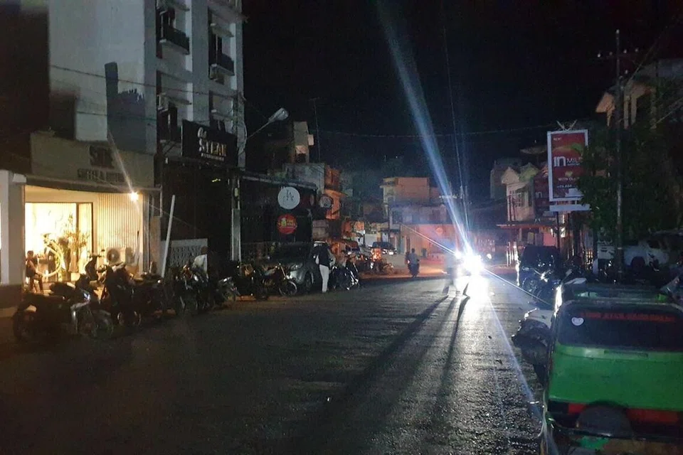 Sebuah kedai di bandar Padangsidimpuan, Sumatera Utara, menggunakan cahaya daripada generator pada 22 Mei ketika jalan raya di kawasan itu bergelap akibat gangguan elektrik besar-besaran. Gangguan itu menjejaskan hampir seluruh wilayah di tanah besar Pulau Sumatera. Syarikat elektrik PT PLN berkata bekalan elektrik kembali pulih seperti biasa pada 24 Mei.
