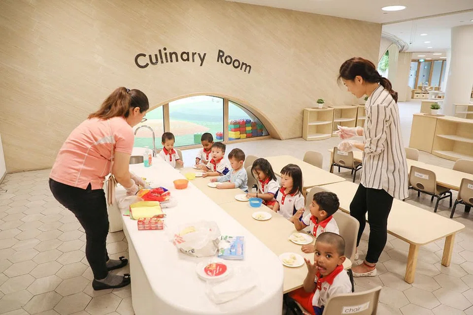 PEMBELAJARAN INNOVATIF: (Gambar atas) Murid-murid belajar membuat biskut di Bilik Kulinari sementara ialah ruang halaman dalaman pusat tersebut yang membolehkan tenaga pengajar mengendalikan pelbagai kegiatan jasmani. - Foto BH oleh ONG WEE JIN