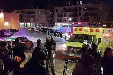 SERANGAN MENGEJUTKAN: Sebuah ambulans dilihat di perkarangan Pusat Budaya Islam Quebec di mana serangan di masjid berlaku. - Foto REUTERS