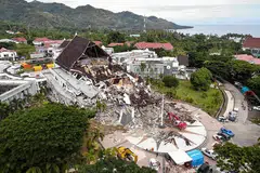 MUSNAH TERUK: Gambar menunjukkan bangunan pejabat gabenor musnah teruk menyusuli gempa bumi yang melanda kawasan Mamuju, Sulawesi Barat. - Foto EPA-EFE