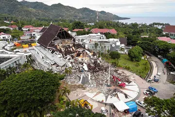 MUSNAH TERUK: Gambar menunjukkan bangunan pejabat gabenor musnah teruk menyusuli gempa bumi yang melanda kawasan Mamuju, Sulawesi Barat. - Foto EPA-EFE