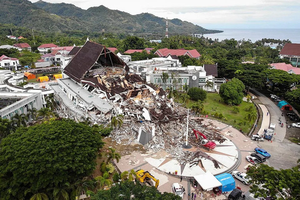 MUSNAH TERUK: Gambar menunjukkan bangunan pejabat gabenor musnah teruk menyusuli gempa bumi yang melanda kawasan Mamuju, Sulawesi Barat. - Foto EPA-EFE