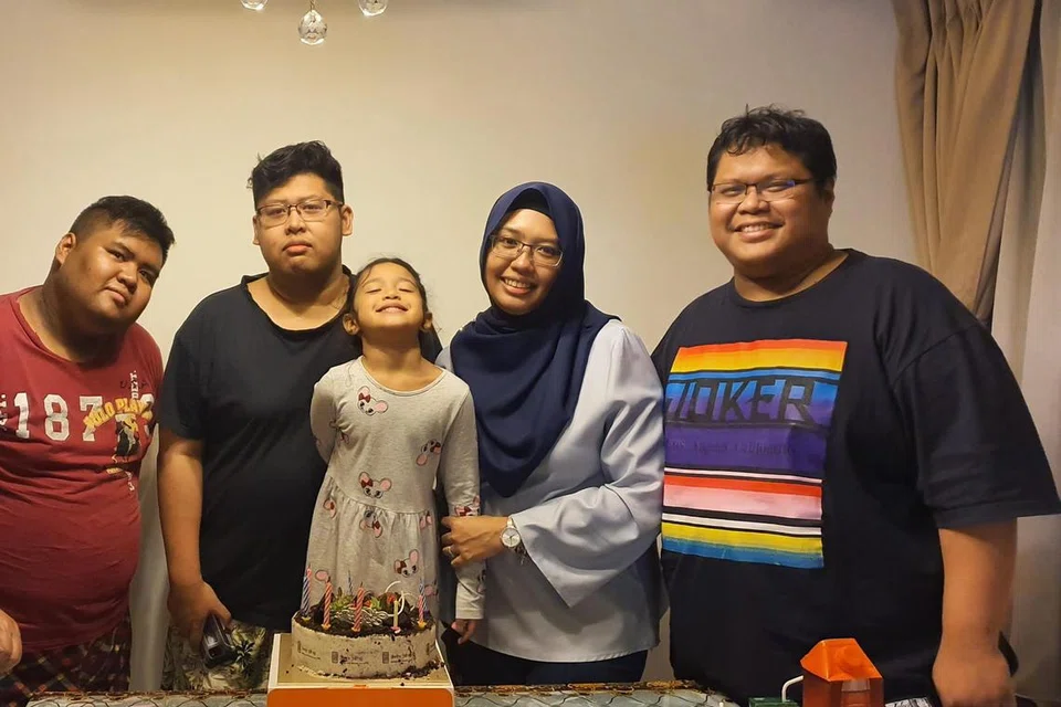 BERAT BADAN SUDAH TURUN: Gambar bertarikh 2019 ketika tiga beradik itu belum menjalani pembedahan bariatrik – berat badan Encik Zahrin (kanan) adalah 175 killogram (kg), namun kini turun kepada sekitar 120 kg; Encik Saiful (dua dari kiri) turun daripada 120 kg kepada 90 kg; manakala Encik Syamsul (kiri) berkurang daripada 218 kg kepada 150 kg selepas pembedahan.Bersama mereka ialah isteri dan anak Encik Zahrin, Cik Atiqah Hassan (dua dari kanan) dan Aufa Qalesya (tengah).