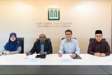Presiden Darul Arqam, Encik Muhammad Imran Kuna (dua dari kiri), dan Ketua Eksekutif Muis, Encik Kadir Maideen Mohamed (dua dari kanan), menandatangani perjanjian baru bagi Darul Arqam terus menjadi pusat sehenti bagi khidmat mualaf untuk tempoh tiga tahun mendatang sehingga Disember 2027. Majlis tandatangan yang diadakan di pejabat Muis, Braddell Road pada 10 Disember itu disaksikan pengurus besar Darul Arqam, Cik Norsiah Saad (kiri), dan Timbalan Mufti, Dr Mohd Murat Md Aris (kanan).