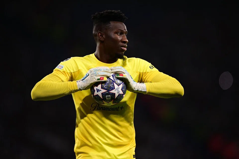 PENJAGA GAWANG BARU: Onana kini perlu mengisi kekosongan yang ditinggalkan dengan pemergian David De Gea, penjaga gawang nombor satu United sejak 12 musim lalu. 