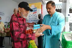 Pengalaman pernah menerima bantuan ketika pandemik Covid-19 mendorong Encik Mohamed Mansoor Khalid meluangkan masanya untuk mengagihkan makanan kepada penduduk yang memerlukan di Yishun.