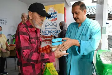 Pengalaman pernah menerima bantuan ketika pandemik Covid-19 mendorong Encik Mohamed Mansoor Khalid meluangkan masanya untuk mengagihkan makanan kepada penduduk yang memerlukan di Yishun.