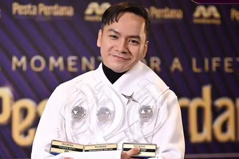 Pelakon, Norman Ishak, merangkul tiga piala di Pesta Perdana 2025.