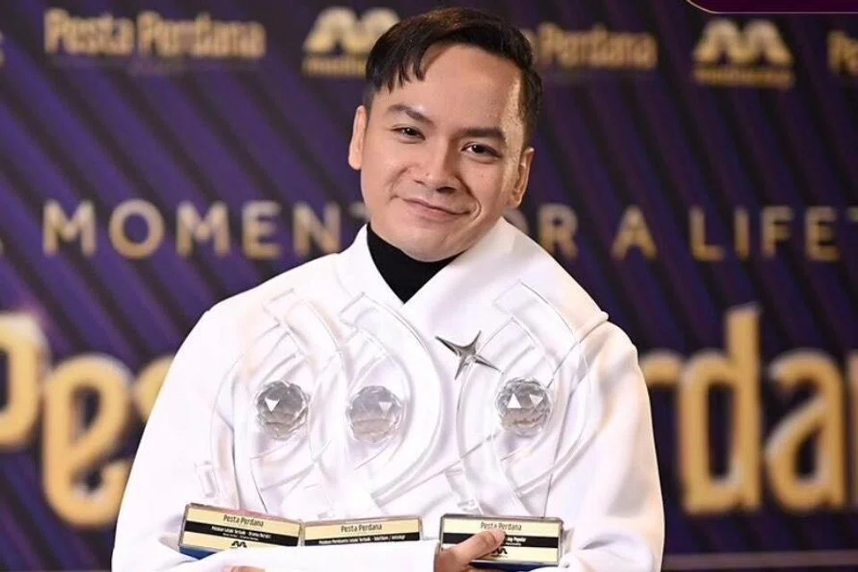 Pelakon, Norman Ishak, merangkul tiga piala di Pesta Perdana 2025.