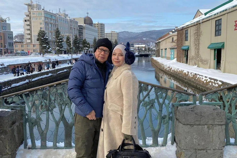 Merpati dua sejoli bercuti di Hokkaido pada 2025 mengikut kumpulan rombongan. 