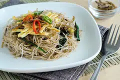 SEDAP DAN SIHAT: Inilah sajian daripada resipi Bihun Beras Perang Dengan Ikan Bilis. - Foto HPB