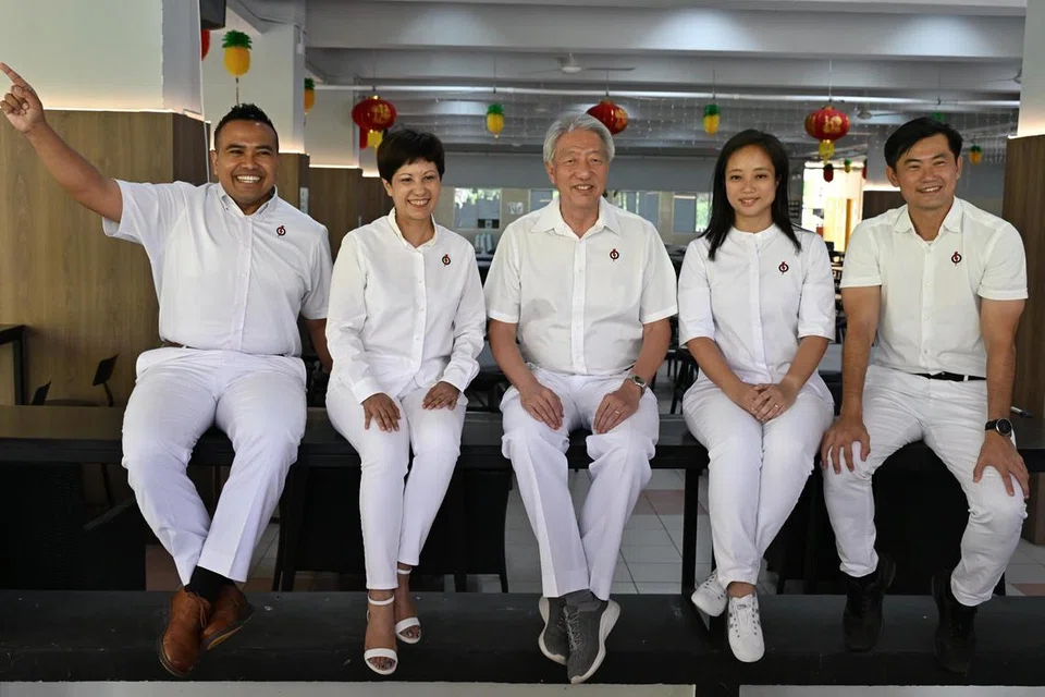 Encik Teo Chee Hean (tengah) tidak akan bertanding di GRC Pasir Ris-Changi dalam Pilihan Raya Umum 2025 (GE2025). Anggota lain pasukan Parti Tindakan Rakyat (PAP) bagi GRC itu terdiri daripada (dari kiri) Encik Sharael Taha, Cik Indranee Rajah, Cik Valerie Lee dan Encik Desmond Tan.