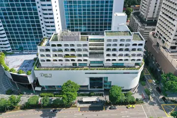 Pusat beli-belah Delfi Orchard setinggi 11 tingkat, mempunyai 150 unit hak milik strata, merangkumi 127 kedai dan 23 apartmen. 