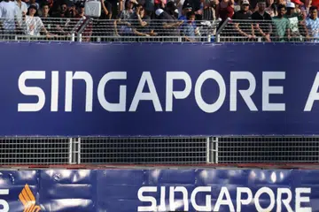 LUNCUR LAJU: Pemandu pasukan Ferrari, Charles Leclerc, memandu lalu di depan penyokong semasa sesi latihan perlumbaan Grand Prix Singapura pada Jumaat.