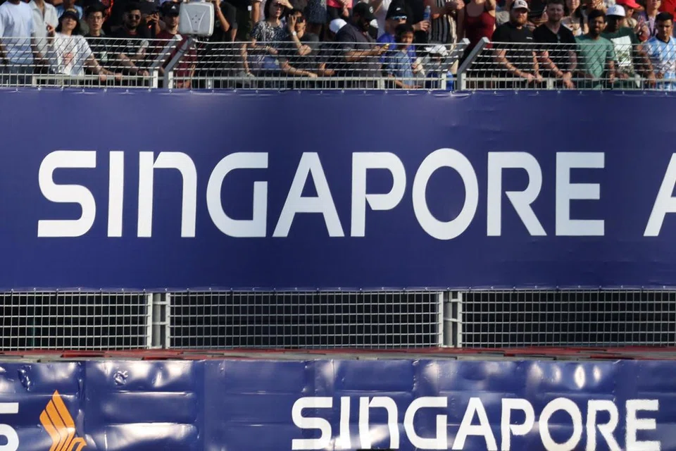 LUNCUR LAJU: Pemandu pasukan Ferrari, Charles Leclerc, memandu lalu di depan penyokong semasa sesi latihan perlumbaan Grand Prix Singapura pada Jumaat.