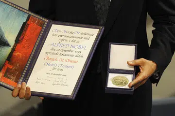FOTO FAIL: Penerima Hadiah Nobel Keamanan, Presiden Amerika Syarikat Barack Obama bergambar di atas podium bersama diploma dan pingat emas semasa majlis penganugerahan Nobel di Dewan Bandaran Oslo pada 10 Disember 2009. Dengan hanya sebulan lagi sebelum hari penganugerahan, Jawatankuasa Nobel Norway kekal tegas mempertahankan kebebasan mereka dalam membuat keputusan, meskipun berdepan dengan obsesi Presiden AS, Donald Trump, yang ingin menerima Hadiah Nobel Keamanan.
Sejak kembali ke Rumah Putih, pemimpin Republikan itu secara terbuka menyatakan keinginannya untuk memenangi Hadiah Nobel Keamanan anugerah yang pernah dimenangi oleh seteru utamanya dari Parti Demokrat, Barack Obama, tidak lama selepas beliau mula berkhidmat pada tahun 2009, yang mengejutkan ramai pihak pada ketika itu. 
Hadiah Nobel Keamanan bagi tahun 2025 dijadualkan akan diumumkan pada 10 Oktober 2025.  