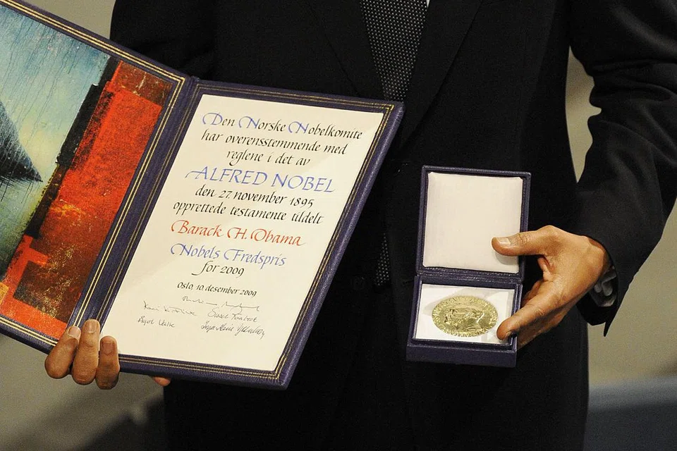 FOTO FAIL: Penerima Hadiah Nobel Keamanan, Presiden Amerika Syarikat Barack Obama bergambar di atas podium bersama diploma dan pingat emas semasa majlis penganugerahan Nobel di Dewan Bandaran Oslo pada 10 Disember 2009. Dengan hanya sebulan lagi sebelum hari penganugerahan, Jawatankuasa Nobel Norway kekal tegas mempertahankan kebebasan mereka dalam membuat keputusan, meskipun berdepan dengan obsesi Presiden AS, Donald Trump, yang ingin menerima Hadiah Nobel Keamanan.
Sejak kembali ke Rumah Putih, pemimpin Republikan itu secara terbuka menyatakan keinginannya untuk memenangi Hadiah Nobel Keamanan anugerah yang pernah dimenangi oleh seteru utamanya dari Parti Demokrat, Barack Obama, tidak lama selepas beliau mula berkhidmat pada tahun 2009, yang mengejutkan ramai pihak pada ketika itu. 
Hadiah Nobel Keamanan bagi tahun 2025 dijadualkan akan diumumkan pada 10 Oktober 2025.  