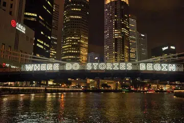 MENJAMBAT KISAH SEJARAH SINGAPURA: Pemasangan seni 'Where Do Stories Begin' dan 'Where Do Stories End' hasil kreatif seniman tempatan, Encik Michael Lee, yang boleh dihayati pengunjung di Jambatan Cavenagh (gambar atas). - Foto VINCENT NG 