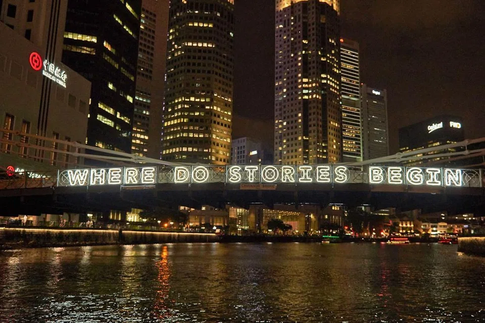 MENJAMBAT KISAH SEJARAH SINGAPURA: Pemasangan seni 'Where Do Stories Begin' dan 'Where Do Stories End' hasil kreatif seniman tempatan, Encik Michael Lee, yang boleh dihayati pengunjung di Jambatan Cavenagh (gambar atas). - Foto VINCENT NG 