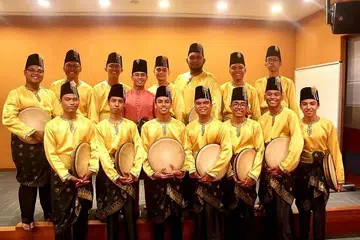 KEKALKAN BUDAYA: Kumpulan kompang Putra Al-Qawi ini mahu terus melestarikan seni kompang agar dapat terus dikenali generai akan datang. Ini merupakan gambar lama kumpulan ini. - Foto Putra Al-Qawi