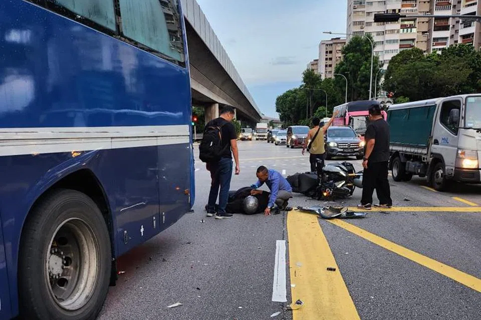 Seorang saksi kejadian, Encik Ramli Abdullah, 49 tahun, (baju biru) kelihatan menawarkan bantuan kepada Encik Firdaus selepas kemalangan itu berlaku.