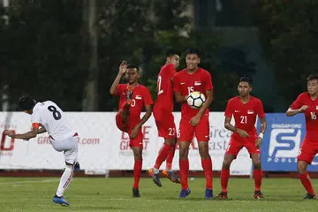 TEWAS: Myanmar mengalahkan Singapura 2-0 dalam perlawanan persahabatan bawah 23 di Stadium Bishan minggu lalu. Ukur tara yang ditetapkan SNOC memerlukan atlit yang dicalonkan Persatuan Sukan Kebangsaan (NSA) masing-masing menunjukkan keupayaan menewaskan lawan yang meraih tempat keenam teratas di Sukan Asia lalu. - Foto fail