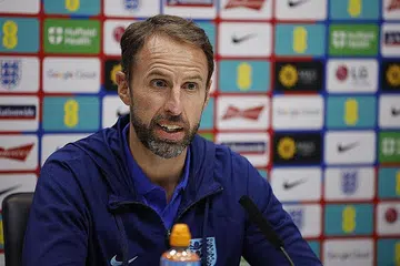 KENYATAAN DIBANTAH: Pengurus England, Gareth Southgate, dipetik sebagai berkata bahawa pekerja di negara Teluk itu "ingin bola sepak datang ke Qatar" kerana mereka memang "gemar" sukan itu. - Foto REUTERS