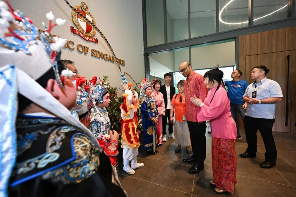 Presiden Tharman Shanmugaratnam dan isterinya, Puan Jane Ittogi, menyaksikan persembahan opera Cina yang disajikan Nan Wah Opera di ruang ‘Villa Extension’ semasa Rumah Terbuka Istana sempena Tahun Baru Cina pada 2 Februari.