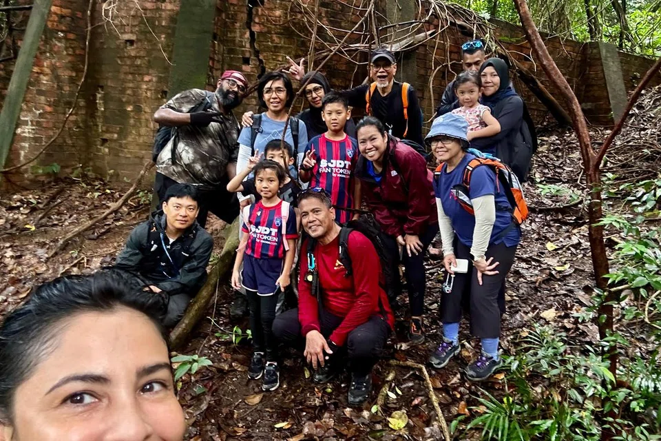 Cik Sonia Khurana membawa sekumpulan penggemar ‘hiking’ lain meneroka kubu Seah Im.