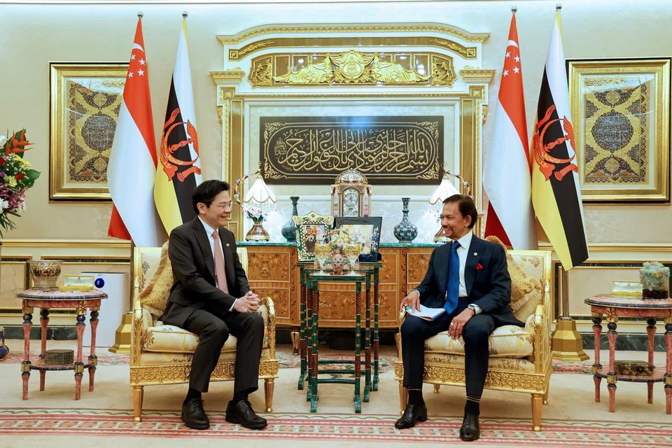 Perdana Menteri Lawrence Wong (kiri) bertemu Sultan Brunei, Sultan Hassanal Bolkiah, di Istana Nurul Iman pada 11 Jun. 