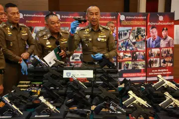 TINDAKAN TEGAS: Ketua polis Thailand, Jeneral Polis Torsak Sukvimol menunjukkan salah satu daripada lebih 2,000 pistol yang dirampas hasil operasi tiga hari bagi membersihkan senjata api di Thailand.  