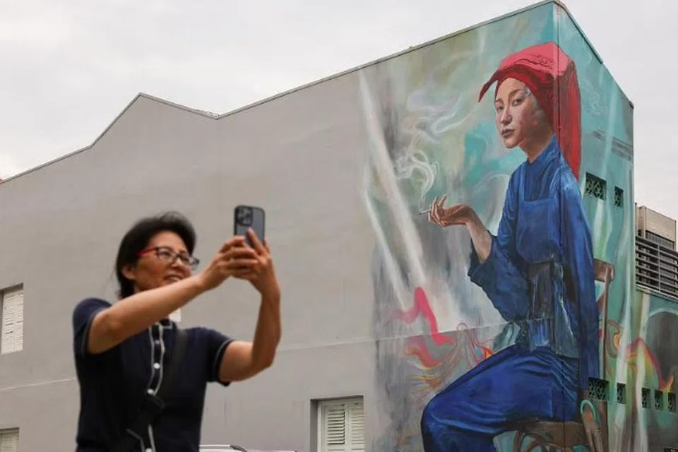 Artis Amerika yang berpangkalan di Singapura, Encik Sean Dunston tergesa-gesa mengubah suai karyanya selepas Penguasa Pembangunan Semula Bandar (URA) menetap tarikh akhir untuk mengusulkan idea baru pada 3 Julai. 