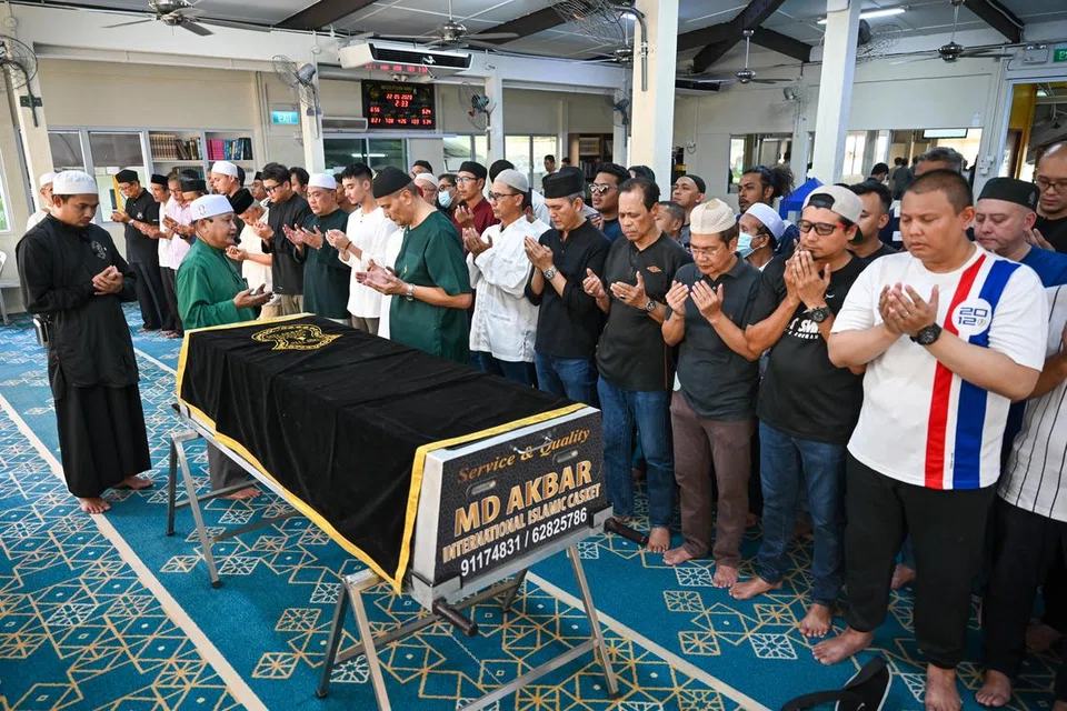 DIIRINGI DOA: Keluarga dan rakan-rakan hadir menziarah jenazah Wahid Satay