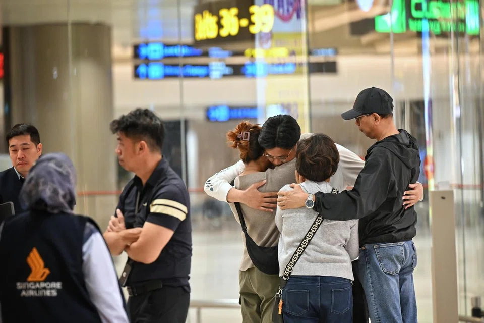 Penumpang SQ321 yang pulang ke Singapura disambut anggota keluarga mereka di Lapangan Terbang Changi pada 22 Mei.