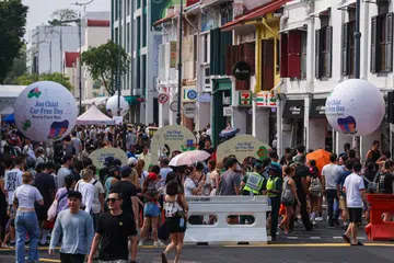 MERIAH TANPA KENDERAAN: Lebih 5,000 pengunjung membanjiri Joo Chiat Road bagi menerokai pelbagai tawaran unik daripada sekitar 90 peniaga tempatan pada 3 Oktober, sempena sambutan Hari Bebas Kereta Sedunia.