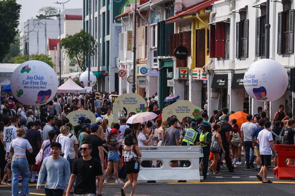 MERIAH TANPA KENDERAAN: Lebih 5,000 pengunjung membanjiri Joo Chiat Road bagi menerokai pelbagai tawaran unik daripada sekitar 90 peniaga tempatan pada 3 Oktober, sempena sambutan Hari Bebas Kereta Sedunia.