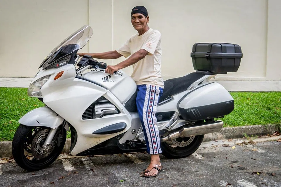 MOTOSIKAL KESAYANGAN: Encik Mahmood masih terus menunggang motosikal BMW-nya setiap minggu tanpa jemu.