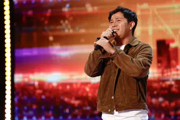 TAHUN BINA PENGALAMAN BARU: Cakra Khan yang sering ditolak peraduan realiti di Indonesia sebelum dikenali ramai menerusi lagu ‘Harus Terpisah’ bersyukur dapat ke pentas besar ‘America’s Got Talent’ di California pada 1 Muharam, tarikh di mana bapanya meninggal dunia tiga tahun lalu. 