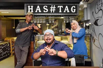 THE HASHTAG CAFE: (Dari kiri) Encik Mohd Sani, Encik Rafaqeel Rasul dan Cik Wati Abdullah adalah orang kuat di sebalik The Hashtag Cafe di North Bridge Road yang menawarkan sajian fusion Barat dalam sekitaran menjamu selera yang unik. - Foto BM oleh SYAZA NISRINA