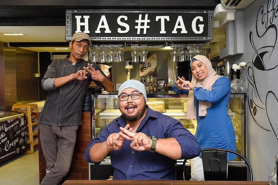 THE HASHTAG CAFE: (Dari kiri) Encik Mohd Sani, Encik Rafaqeel Rasul dan Cik Wati Abdullah adalah orang kuat di sebalik The Hashtag Cafe di North Bridge Road yang menawarkan sajian fusion Barat dalam sekitaran menjamu selera yang unik. - Foto BM oleh SYAZA NISRINA