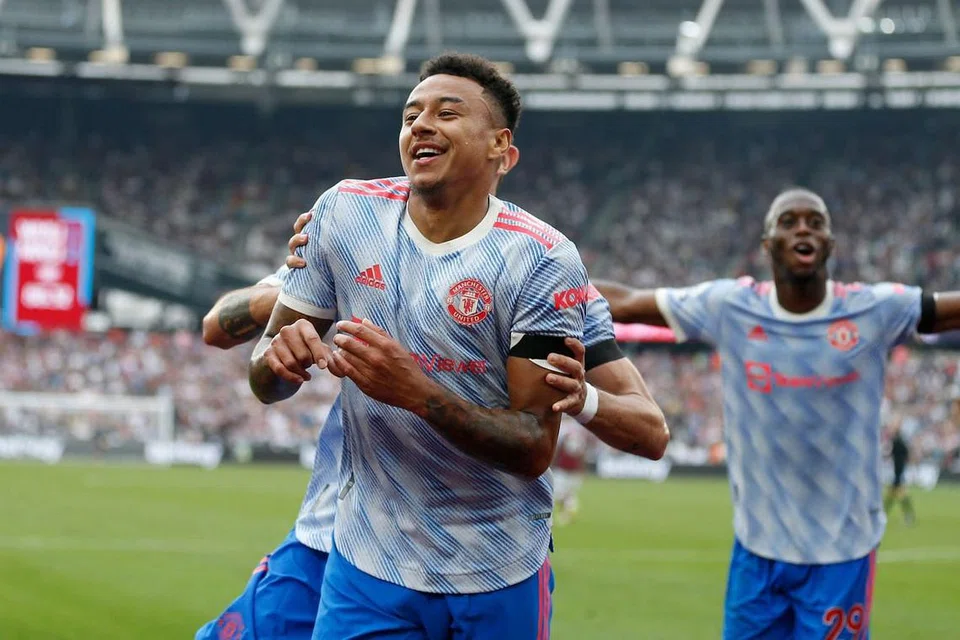 TEBUS KEKECEWAAN: Pemain United, Jesse Lingard (gambar atas), meraikan gol kemenangan United ketika menewaskan West Ham 2-1 dalam aksi EPL malam kelmarin, sekali gus menebus kesilapan yang dilakukannya apabila United kalah di tangan Young Boys dalam perlawanan Liga Juara-Juara minggu lalu. - Foto AFP