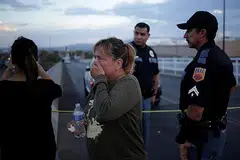 KEJADIAN TEMBAKAN: Wanita ini tidak dapat menahan kesedihannya semasa berada di lokasi insiden tembakan di pasar raya Walmart di El Paso, Texas. - Foto REUTERS