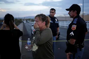 KEJADIAN TEMBAKAN: Wanita ini tidak dapat menahan kesedihannya semasa berada di lokasi insiden tembakan di pasar raya Walmart di El Paso, Texas. - Foto REUTERS
