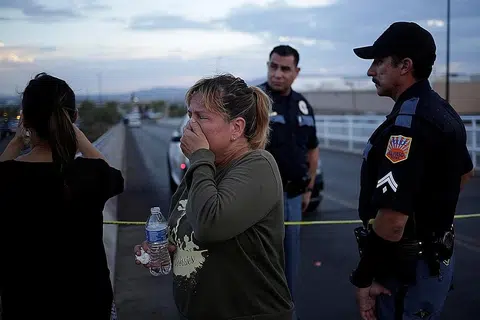 KEJADIAN TEMBAKAN: Wanita ini tidak dapat menahan kesedihannya semasa berada di lokasi insiden tembakan di pasar raya Walmart di El Paso, Texas. - Foto REUTERS